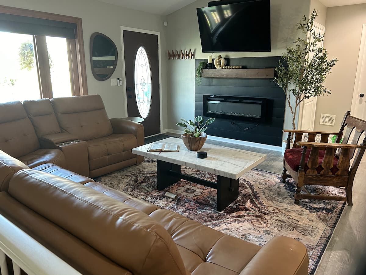 Contemporary Comfort — Lux 5 Bdrm (4 King) Escape