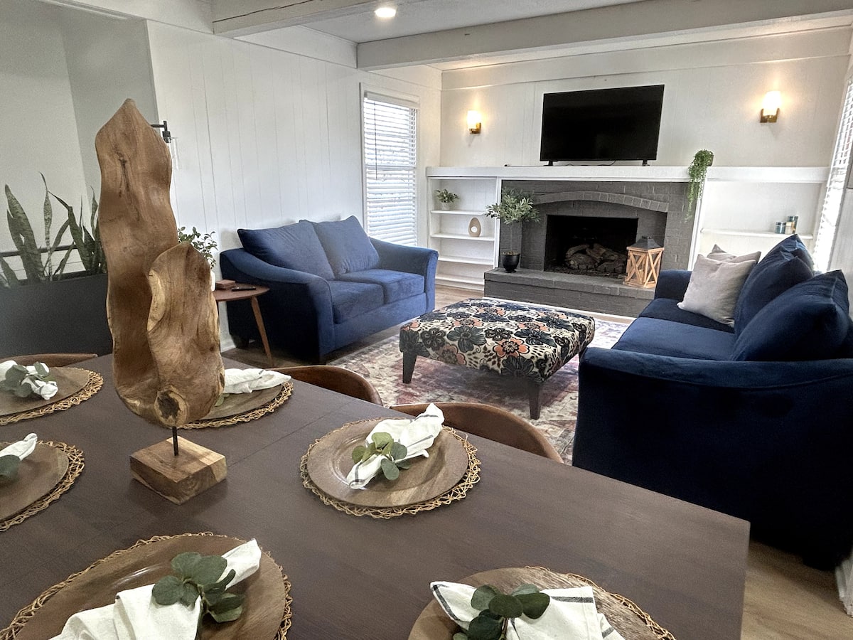 Ultimate King Ensuite Large Contemporary Home — 4 Bdrm