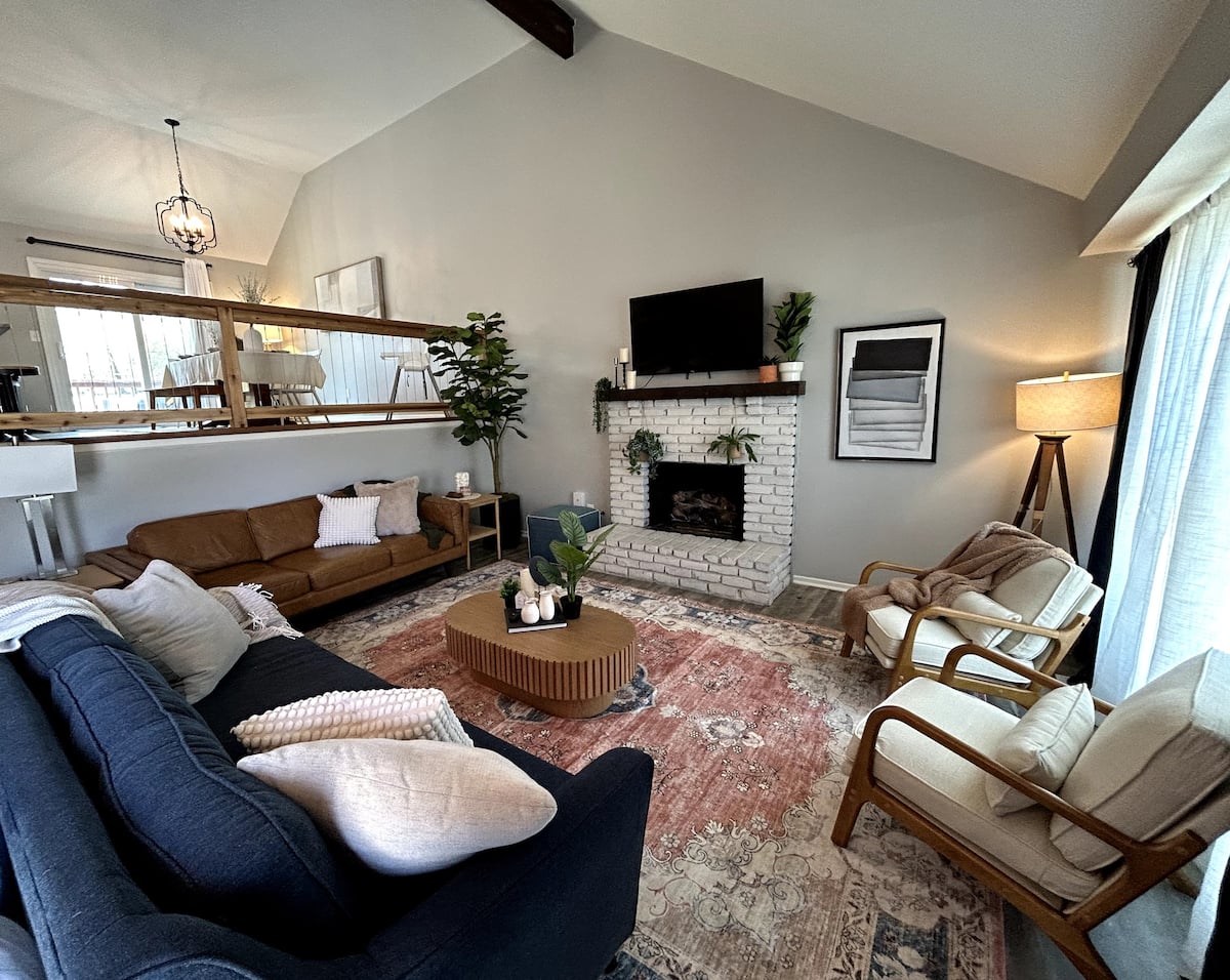 Modern 3 Bdrm Home 30-Day — Stylish Decor & Comfort