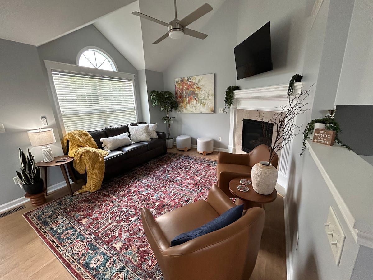 Stylish Modern Escape — 4 Bdrm, sleeps 10, Private Yard