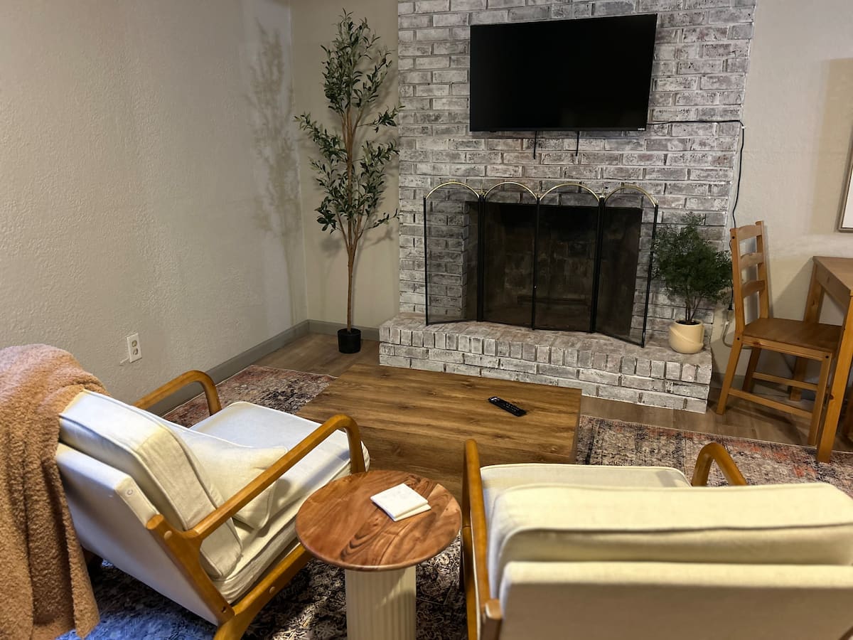 Serene Apt Getaway in South KC — sleeps 2