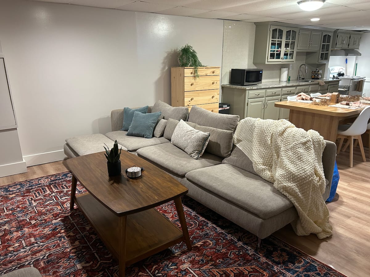 Haven Haus — sleeps 4 (Lower APT, Full Kitchen)