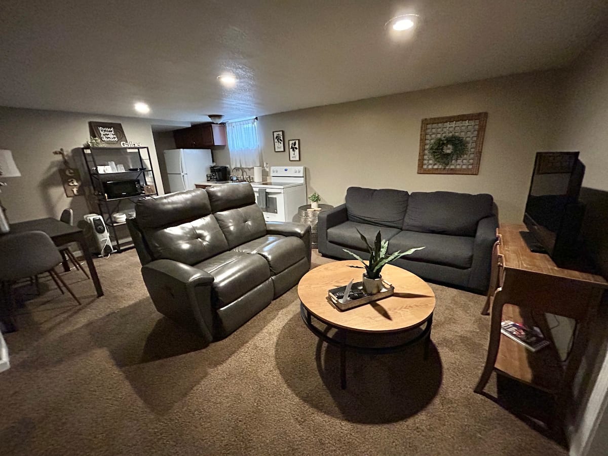 Lux 1-Bdrm Basement APT w/ Full Kitchen — sleeps 5
