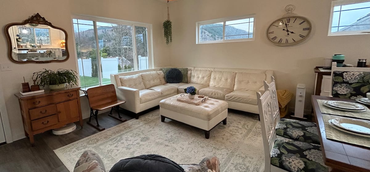 Idyllic Willapa River Overlook New Build — sleeps 8