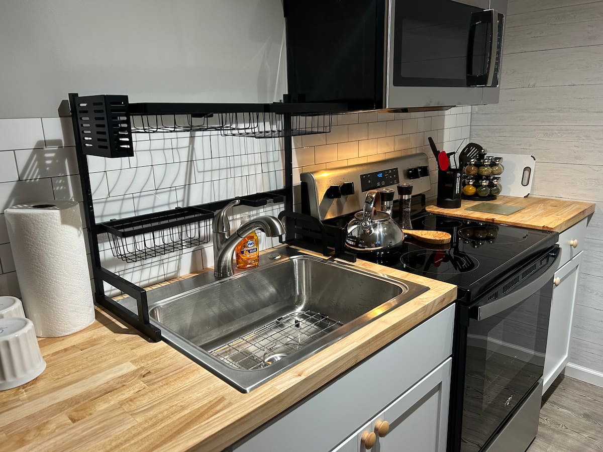 Contemporary Comfort — Private Studio APT w/ Full Kitchen